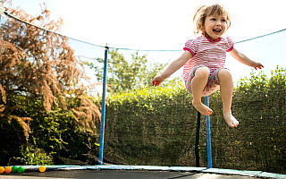Czy trampoliny są bezpieczne dla dzieci? Posłuchaj porad eksperta